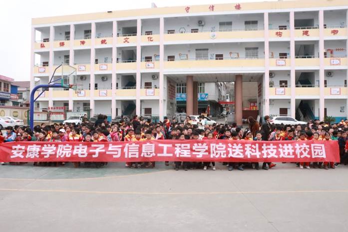 说明: F:\科技下乡\伟德体育送科技进校园_五里小学\IMG_8431.JPG